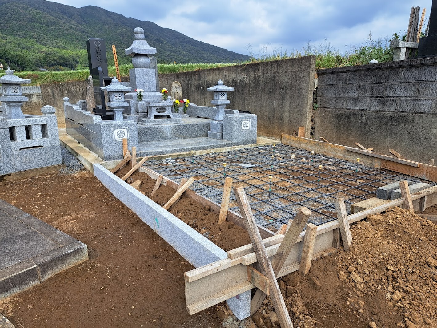 お墓の施工を行う